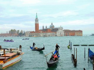 gondolas-towards-san-giorgio-maggiore